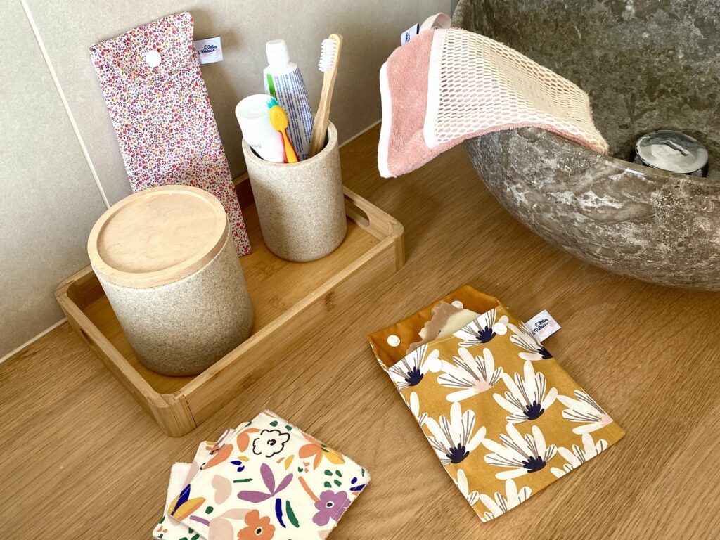 coffret pour réduire ses déchets à la salle de bain : pochette à savon, cotons démaquillants, gant de toilette sauve-savon, pochette à brosse à dents